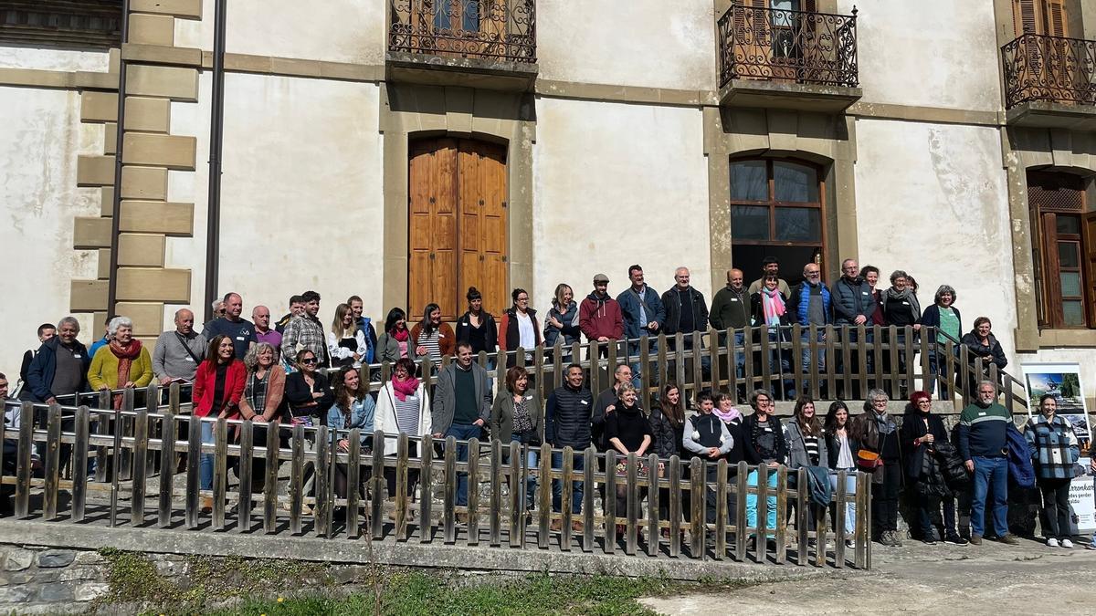 Fotografía de grupo de las personas participantes en la jornada.