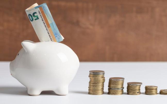 Billetes y monedas de euro para ser guardados en una hucha.