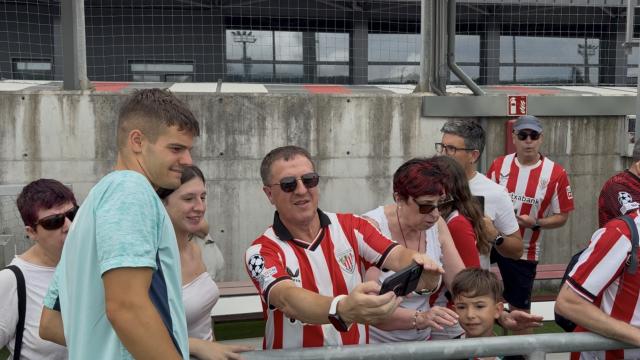 Peio Canales se fotografía con aficionados en Lezama / Imanol VIlella