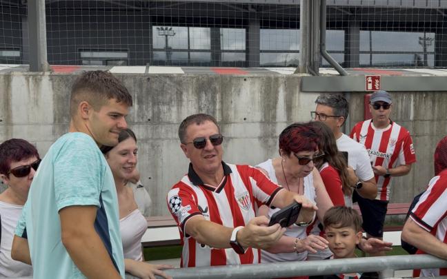 Peio Canales se fotografía con aficionados en Lezama / Imanol VIlella