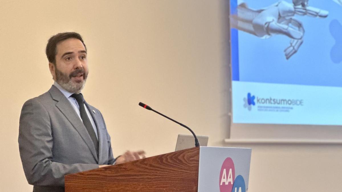 El consejero de Turismo, Comercio y Consumo, Javier Hurtado, durante la jornada 'Inteligencia artificial y derechos de las personas consumidoras' organizada por Kontsumobide.