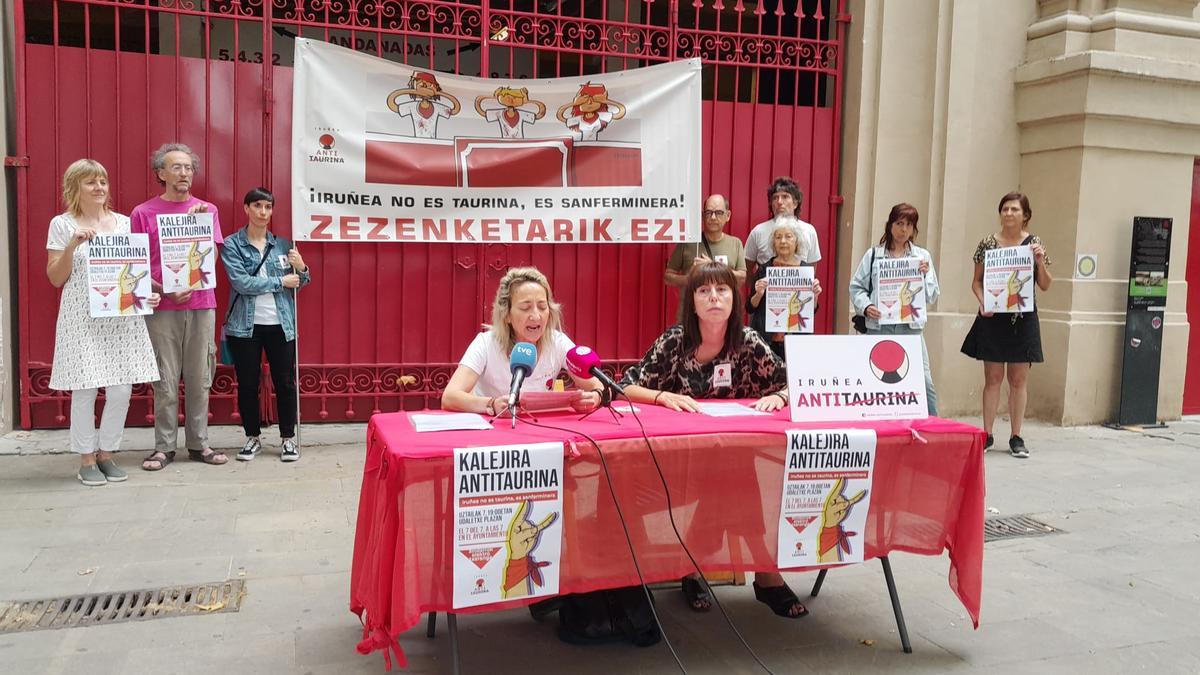 Rueda de prensa de Iruñea Antitaurina celebrada este jueves junto a la Plaza de Toros de Pamplona.