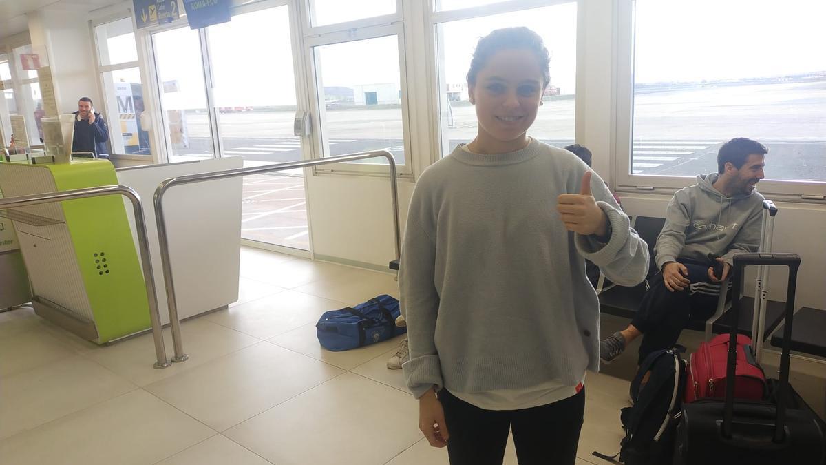 Cecilia Marcos, en el aeropuerto de Vitoria, a la espera de embarcar en el avión que le trasladará a Roma