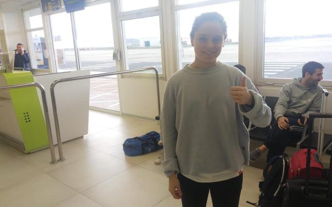 Cecilia Marcos, en el aeropuerto de Vitoria, a la espera de embarcar en el avión que le trasladará a Roma
