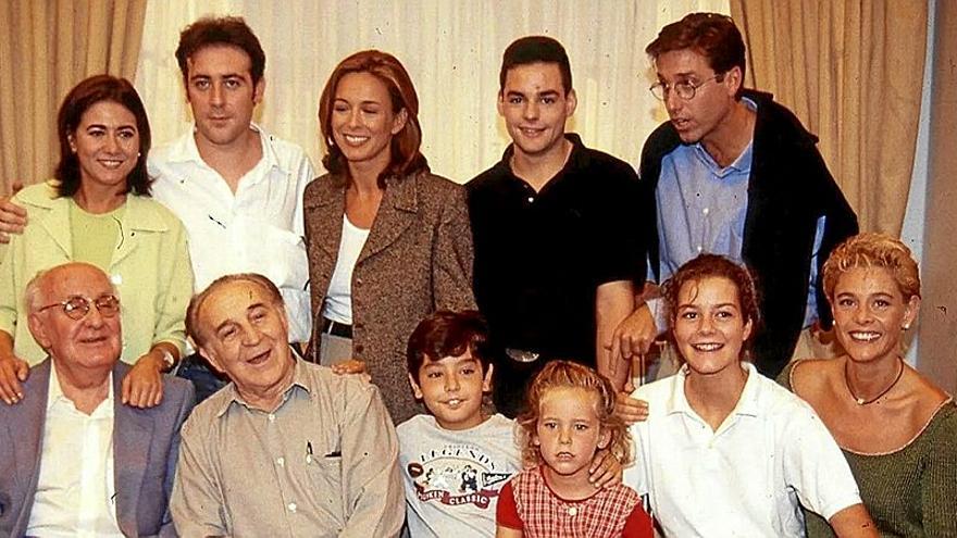 Foto de familia de los principales protagonistas de ‘Médico de familia’.