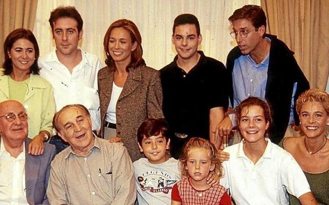 Foto de familia de los principales protagonistas de ‘Médico de familia’.