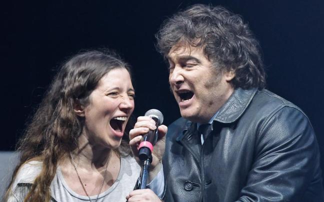 El presidente de argentina cantando durante al presentación de su libro en Buenos Aires.