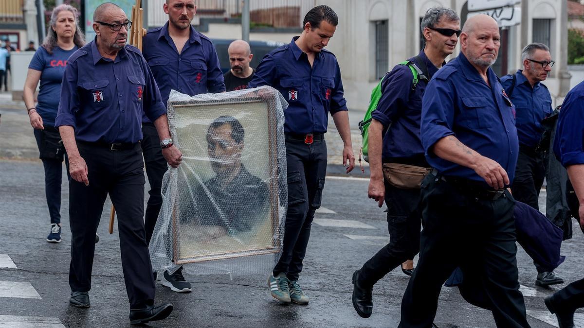 Un grupo de falangistas con un retrato de Primo de Rivera.