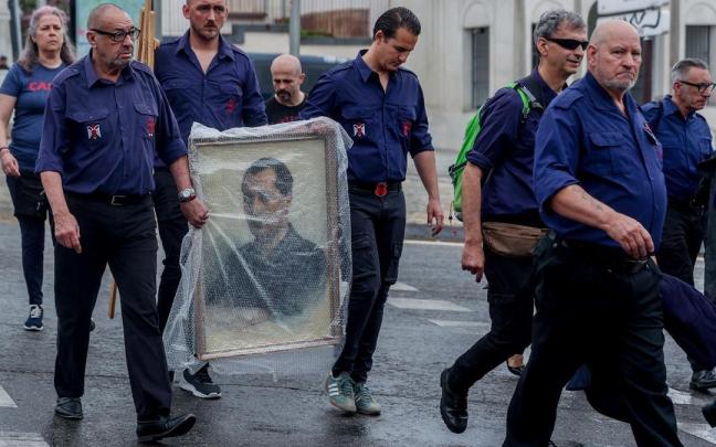 Un grupo de falangistas con un retrato de Primo de Rivera.