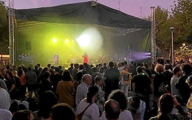 Un concierto en la plaza Urdanibia