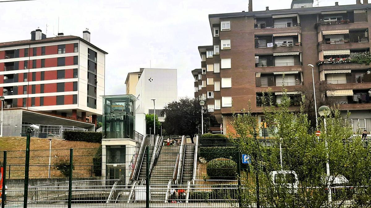 Escaleras neumáticas salvan los desniveles del cento urbano al barrio Latiorro