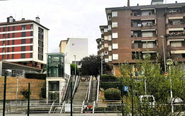 Escaleras neumáticas salvan los desniveles del cento urbano al barrio Latiorro