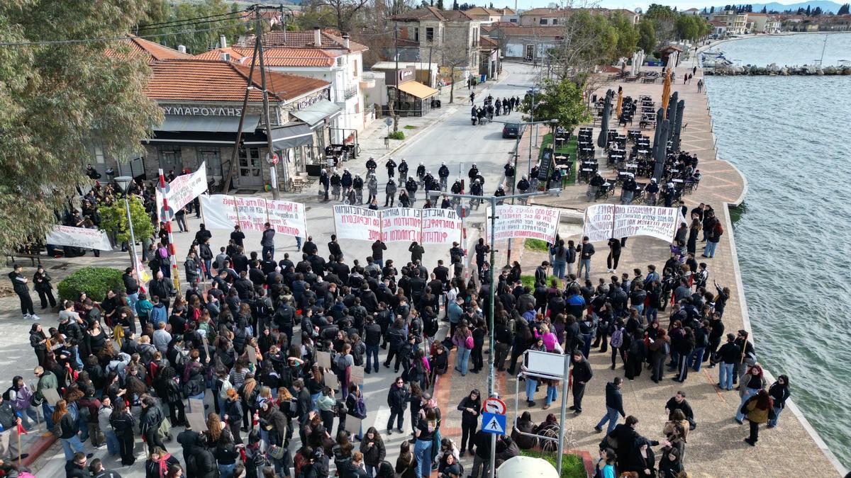 Asistentes al juicio por el accidente de tren que se saldó con casi 60 muertos en Grecia