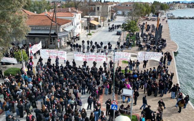 Asistentes al juicio por el accidente de tren que se saldó con casi 60 muertos en Grecia