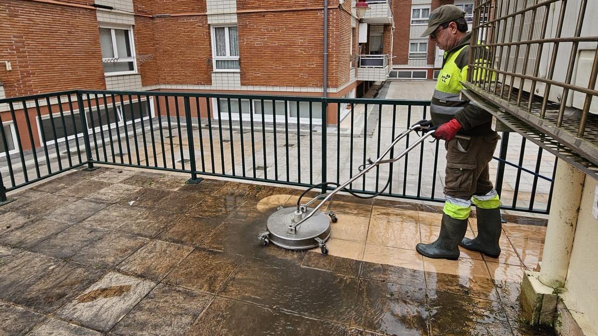 Trabajador limpiando con la hidrolimpiadora en Ixpila.