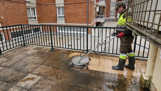 Trabajador limpiando con la hidrolimpiadora en Ixpila.
