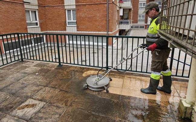 Trabajador limpiando con la hidrolimpiadora en Ixpila.