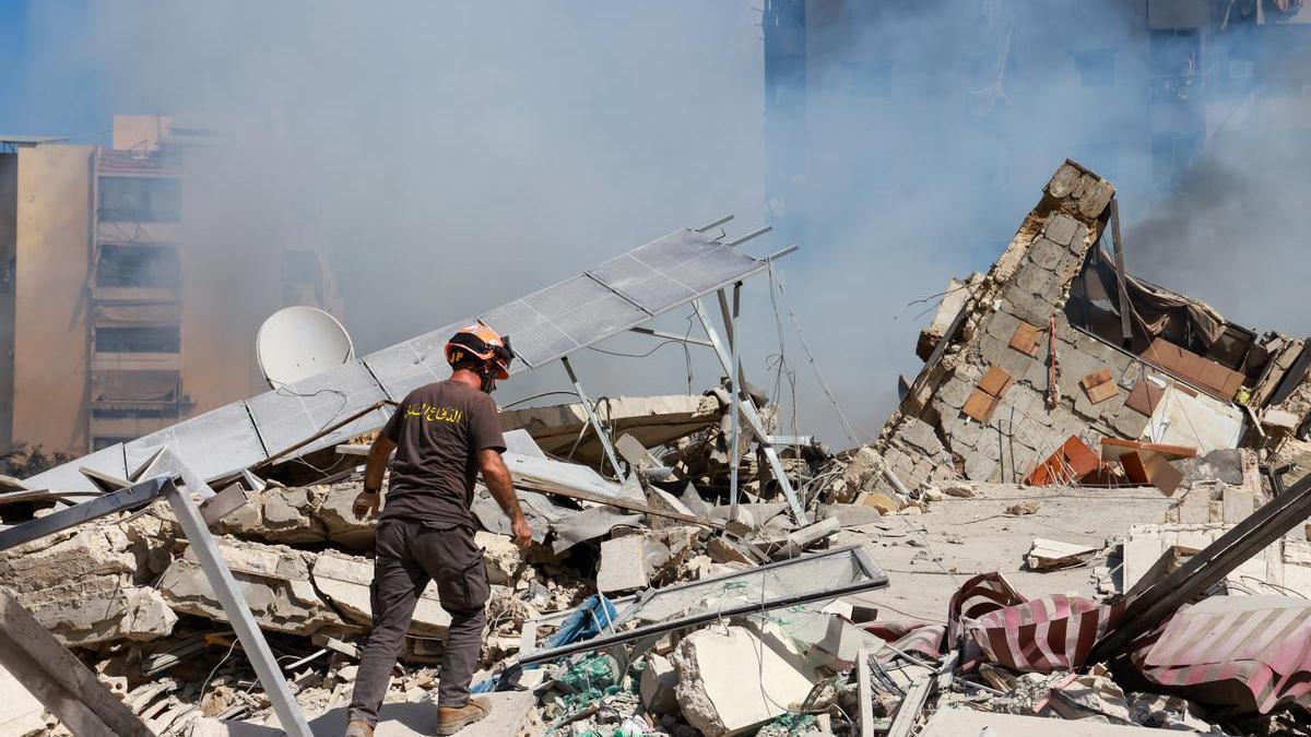 Estado en el que ha quedado un edificio bombardeado por Israel en Beirut.