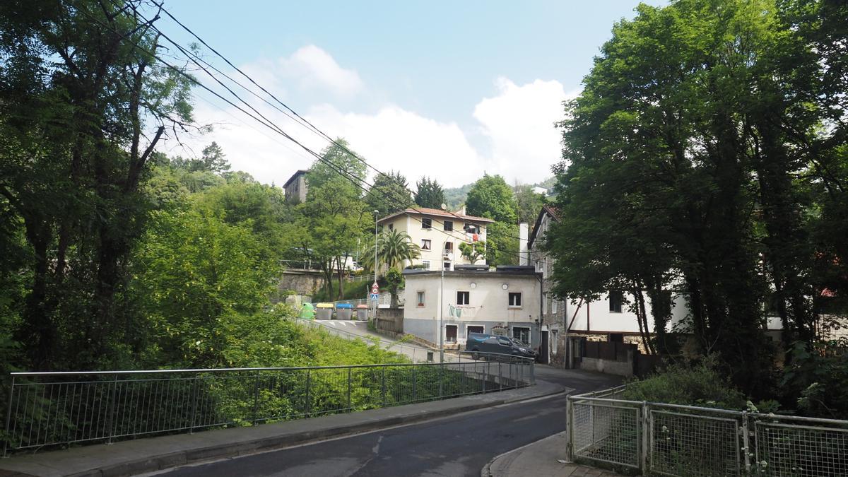 El barrio Murrategi se ubica en las inmediaciones de Azitain, en la zona este de la villa armera, junto al río Ego.