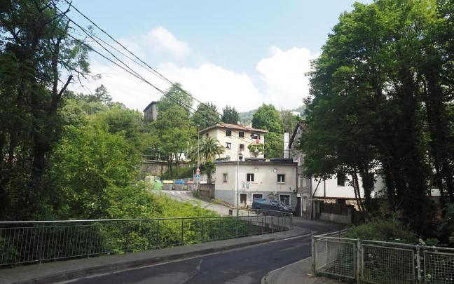 El barrio Murrategi se ubica en las inmediaciones de Azitain, en la zona este de la villa armera, junto al río Ego.