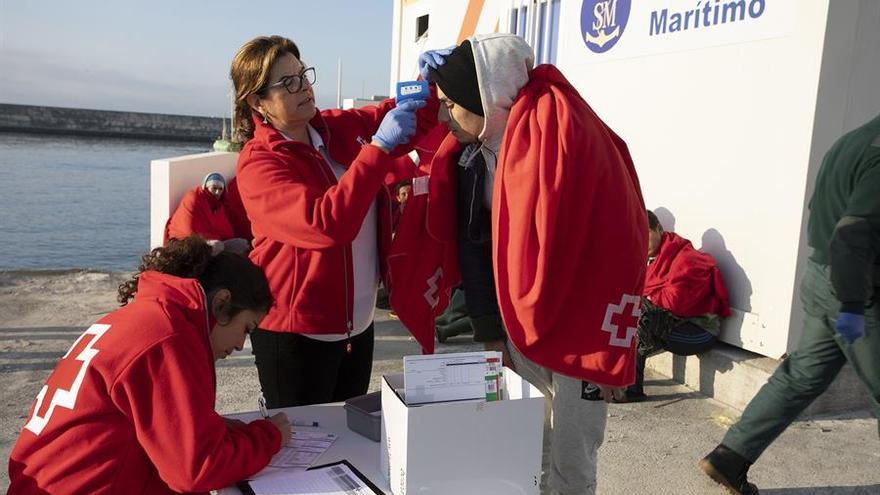 Miembros de Cruz Roja atienden a un grupo de migrantes en una foto de archivo.