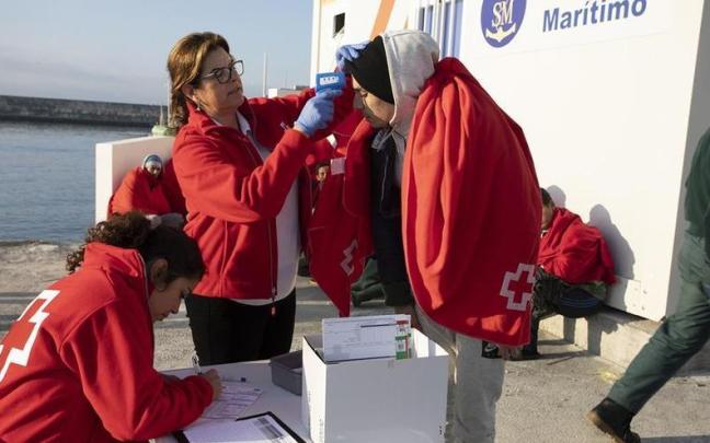 Miembros de Cruz Roja atienden a un grupo de migrantes en una foto de archivo.