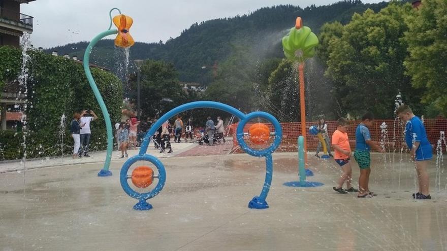 Niños y niñas jugando en el parque de chorros de agua de Villa Amparo.