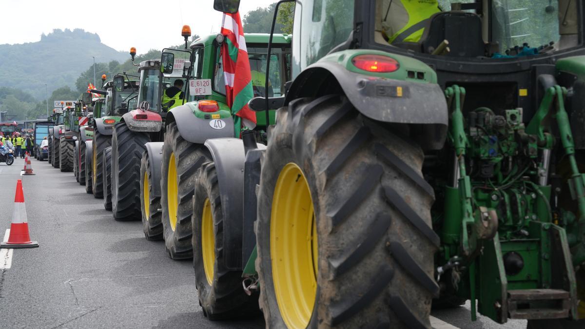 Tractores cortan una carretera durante una protesta de agricultores, en la frontera entre España y Francia, en Biriatou , en una imagen de archivo de 2024.
