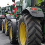 Tractores cortan una carretera durante una protesta de agricultores, en la frontera entre España y Francia, en Biriatou , en una imagen de archivo
