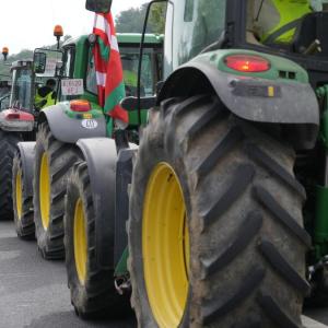 Tractores cortan una carretera durante una protesta de agricultores, en la frontera entre España y Francia, en Biriatou , en una imagen de archivo
