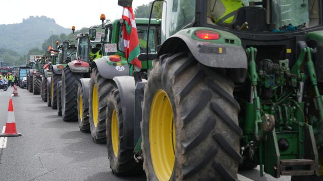 Tractores cortan una carretera durante una protesta de agricultores, en la frontera entre España y Francia, en Biriatou , en una imagen de archivo de 2024.
