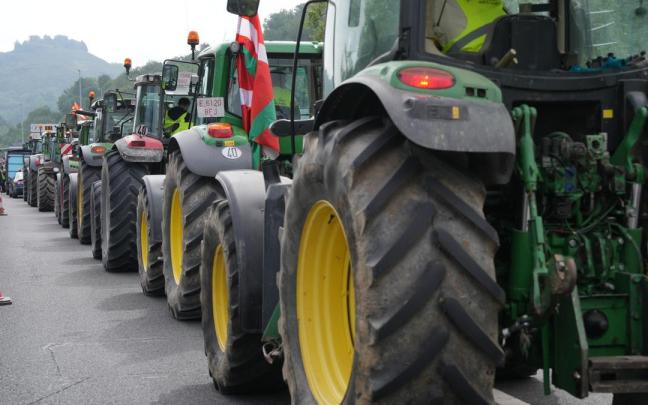 Tractores cortan una carretera durante una protesta de agricultores, en la frontera entre España y Francia, en Biriatou , en una imagen de archivo de 2024.
