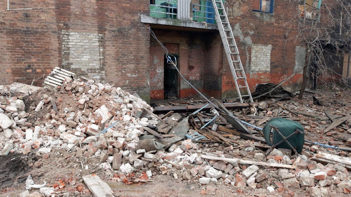 Un edificio residencial semidestruido en Donetsk, Ucrania.