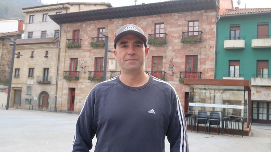 Gaizka Arakama, ante el ayuntamiento de Urretxu.