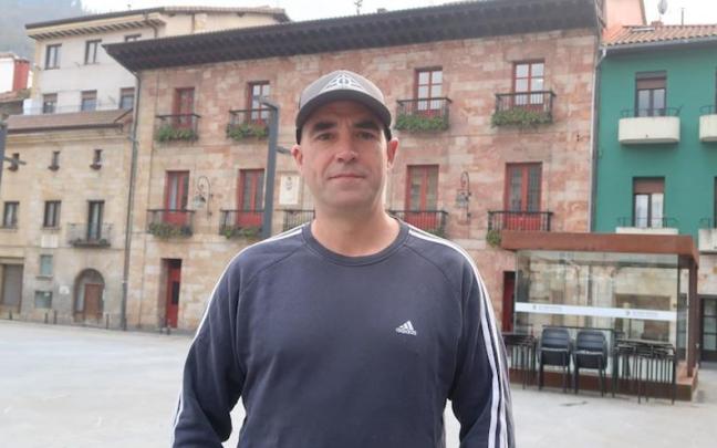 Gaizka Arakama, ante el ayuntamiento de Urretxu.