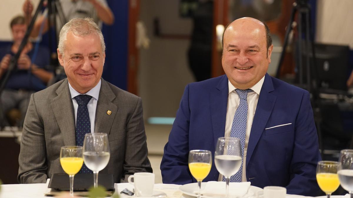 Urkullu, junto a Ortuzar en el desayuno de Fórum Europa-Tribunal Euskadi.