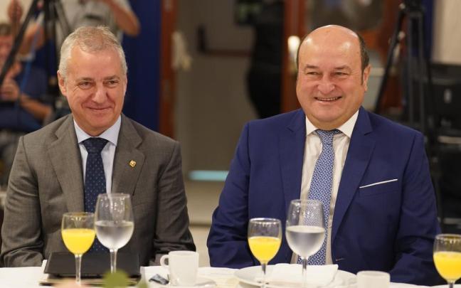 Urkullu, junto a Ortuzar en el desayuno de Fórum Europa-Tribunal Euskadi.