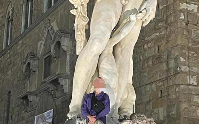 Un turista alemán causa daños de 5.000 euros al subirse a la estatua de Neptuno en Florencia Un turista alemán causa daños de 5.000 euros al subirse a la estatua de Neptuno en Florencia