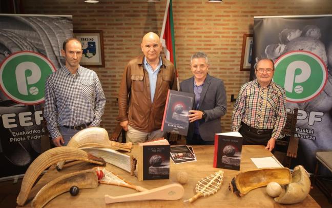 Gotzon Enbil, presidente de la Federación de Euskadi de pelota, Joseba Urretavizcaya, Gorka Iturriaga, director de deportes del Gobierno Vasco, y Tiburzio Arraztoa.