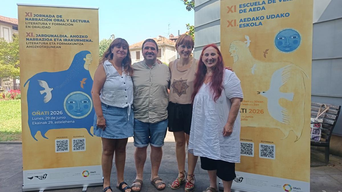 Las narradoras Ana Apika, Dorleta Kortazar y Virginia Imaz y el edil de Cultura Iñaki Olalde en la presentación.