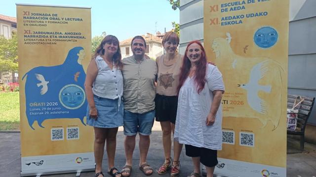 Las narradoras Ana Apika, Dorleta Kortazar y Virginia Imaz y el edil de Cultura Iñaki Olalde en la presentación.