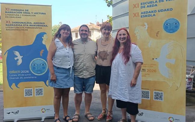 Las narradoras Ana Apika, Dorleta Kortazar y Virginia Imaz y el edil de Cultura Iñaki Olalde en la presentación.