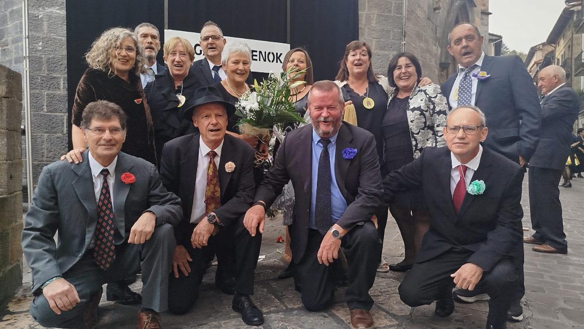 Las cuadrillas homenajean a Maritxu con la tradicional ofrenda floral.