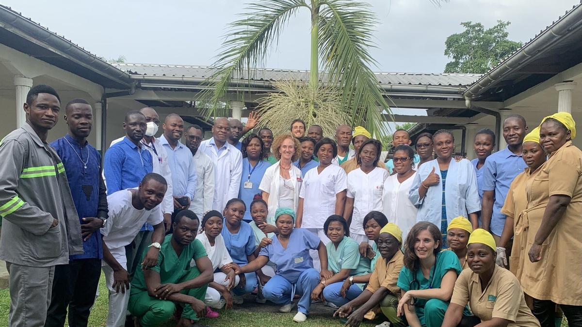 Marga Iraburu, en el centro, junto a parte del equipo del hospital