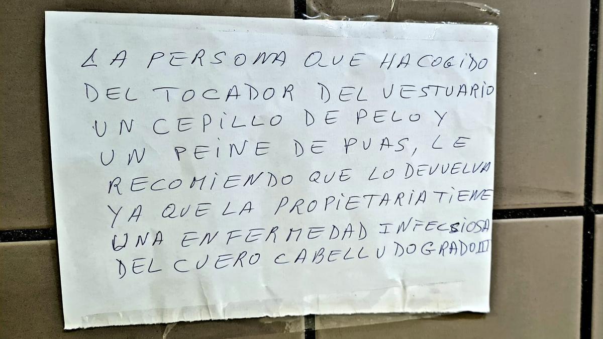 La nota aparecida en el vestuario.