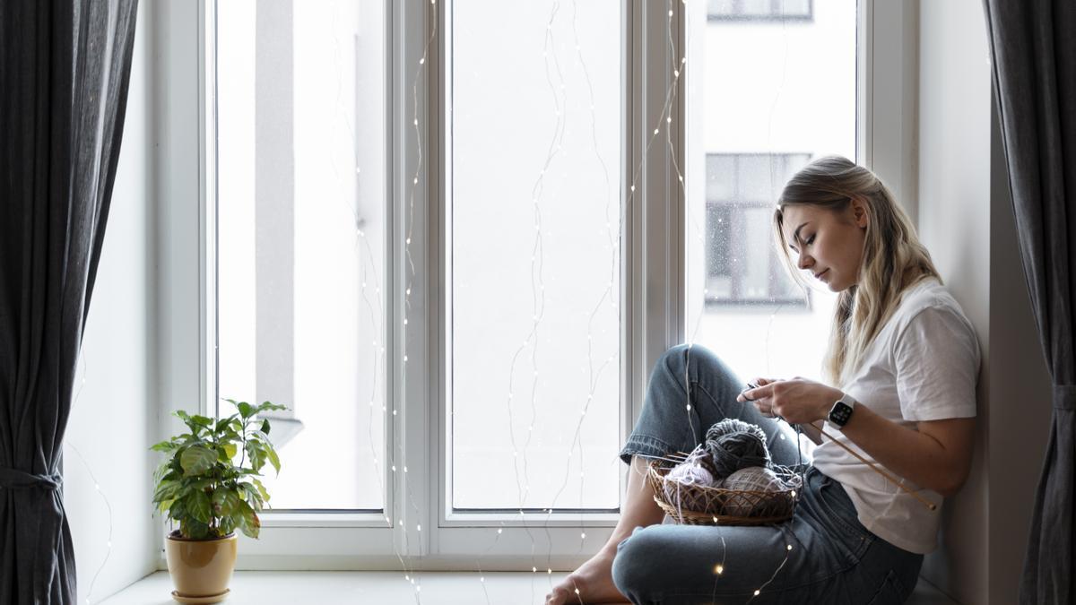 Ventanal grande con luces decorativas