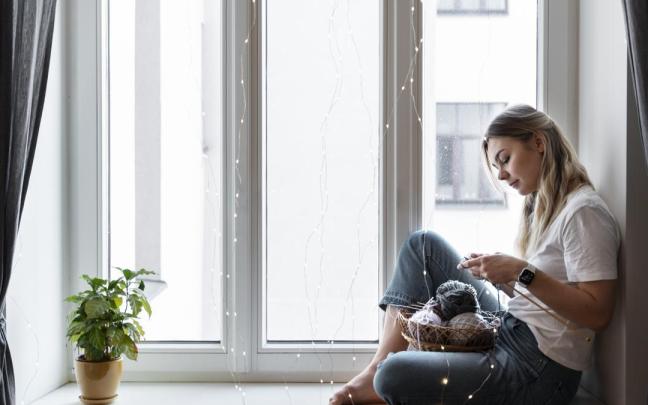 Ventanal grande con luces decorativas