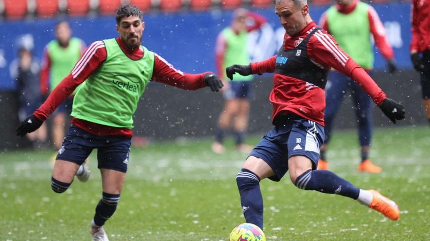 Kike García remata durante el entrenamiento.