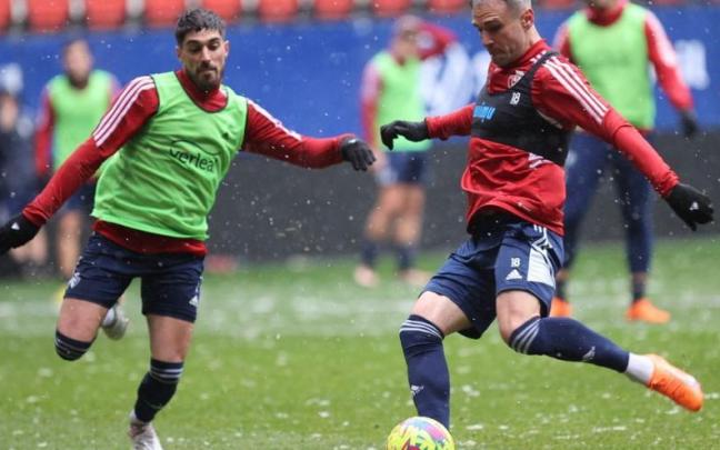 Kike García remata durante el entrenamiento.