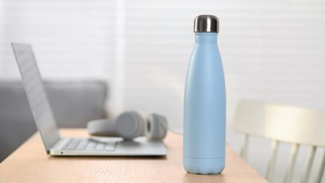 Un termo, en un puesto de trabajo. / Freepik Un termo, en un puesto de trabajo.